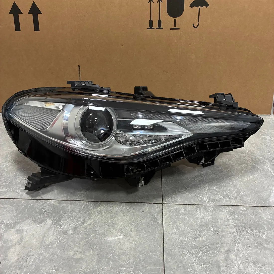 Alfa Romeo Giulia RH Bi-Xenon Headlight With Module photo 1