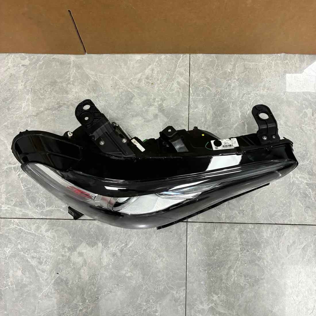 Alfa Romeo Giulia RH Bi-Xenon Headlight With Module thumbnail 3