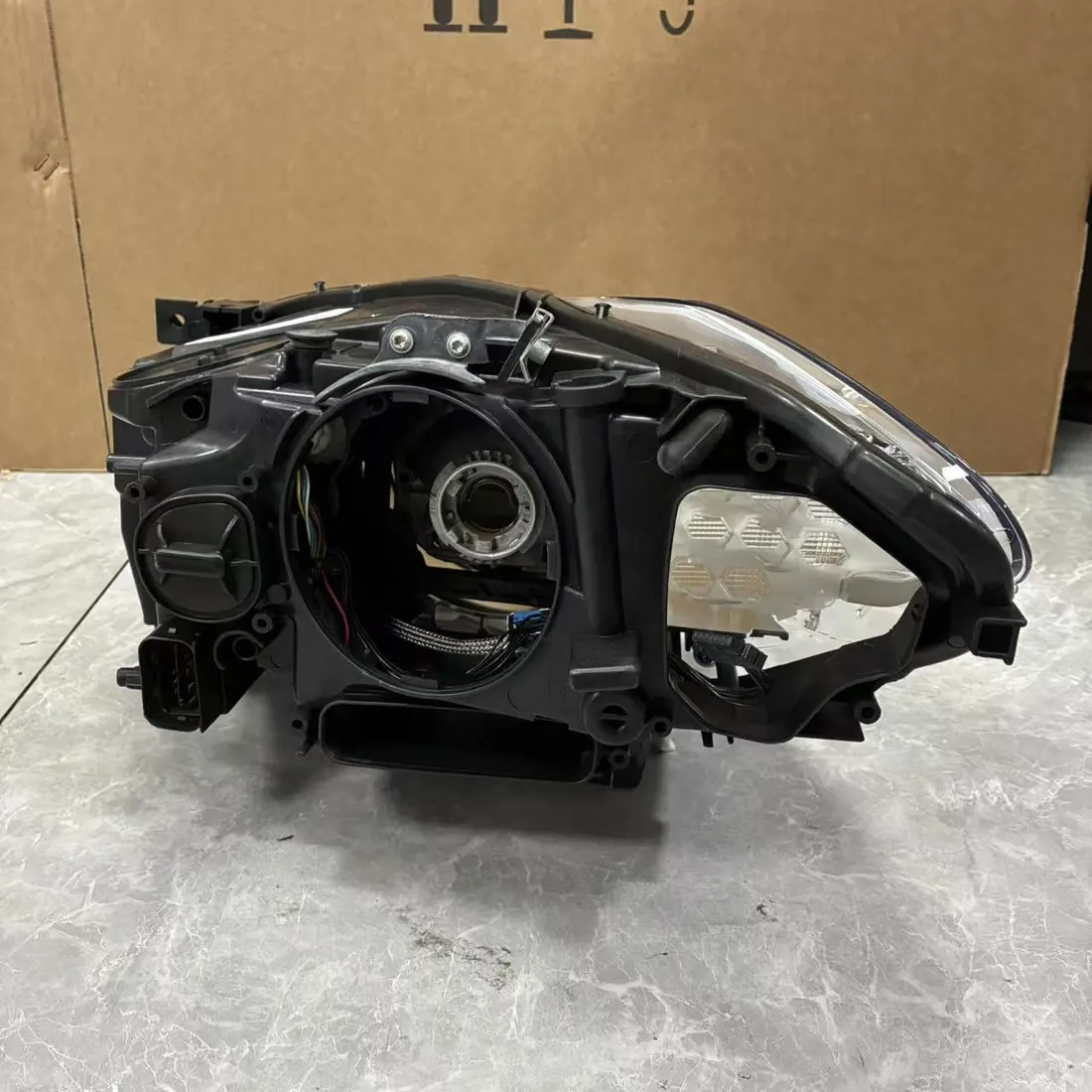 BMW F10 Pre-LCI RH Xenon Headlight Non-AFS Without Modules thumbnail 4