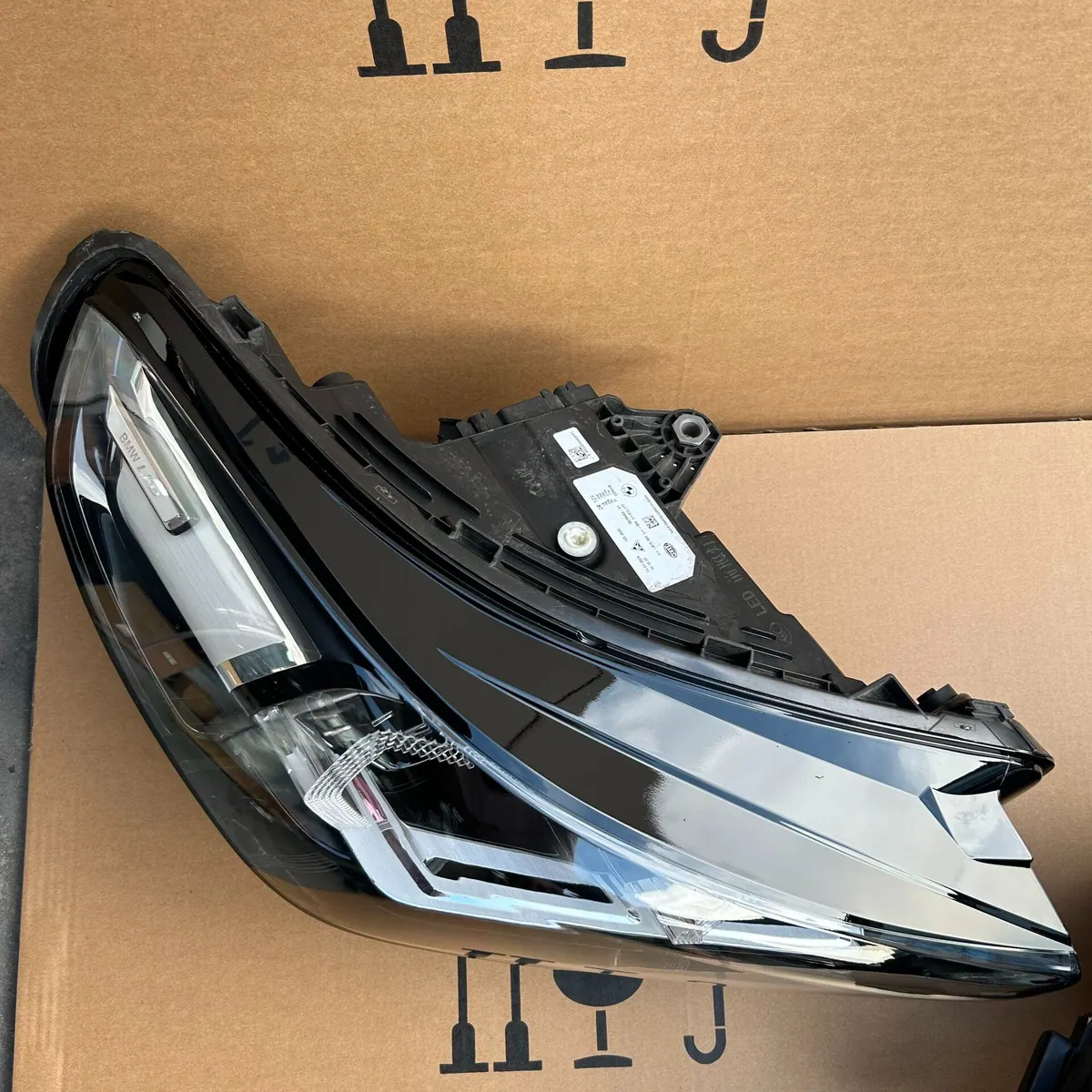 BMW U12 2023+ LED Headlight Assembly Original Used thumbnail 4