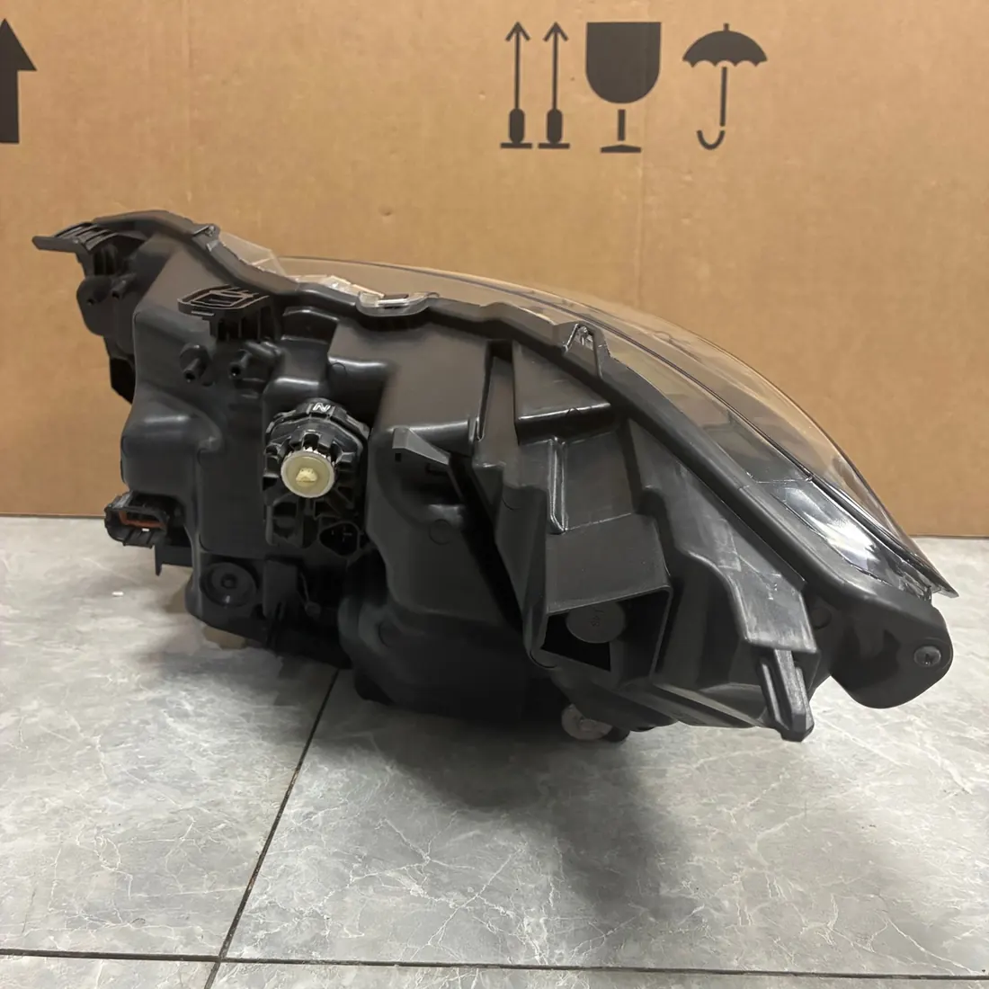 Infiniti Q60 RH Headlight Without Modules thumbnail 3