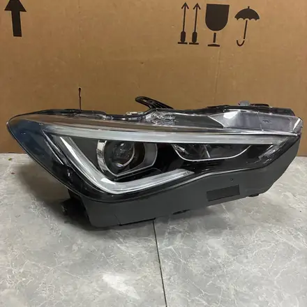 Infiniti Q60 RH Headlight Without Modules