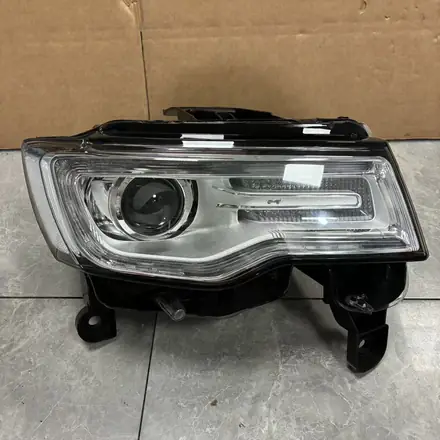 Jeep Grand Cherokee WK2 Right AFS Bi-Xenon Headlight 68111034AM Valeo