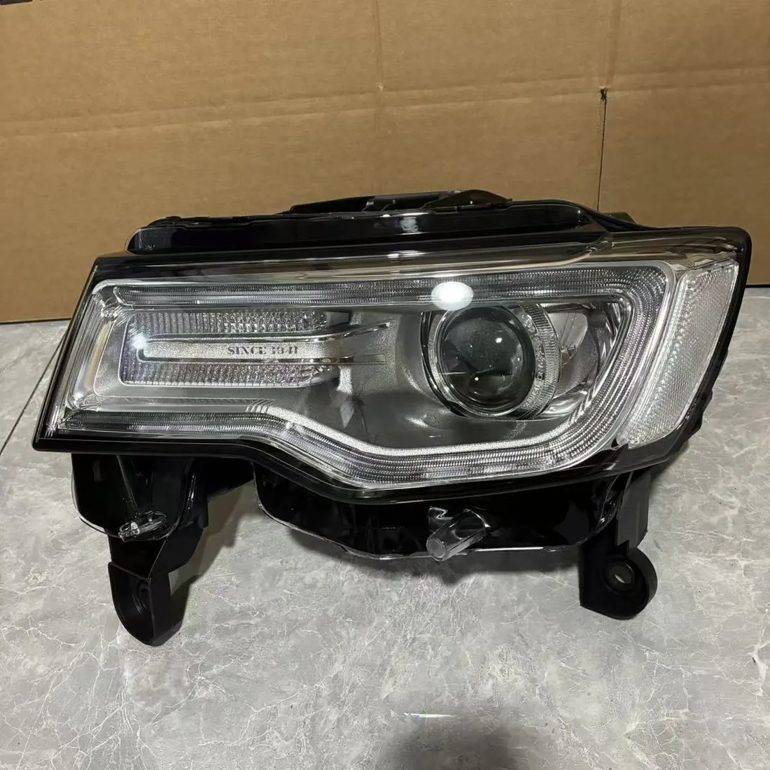 Jeep Grand Cherokee WK2 SRT SRT8 2014-2016 Bi-Xenon AFS Headlight LH Original Used thumbnail 4