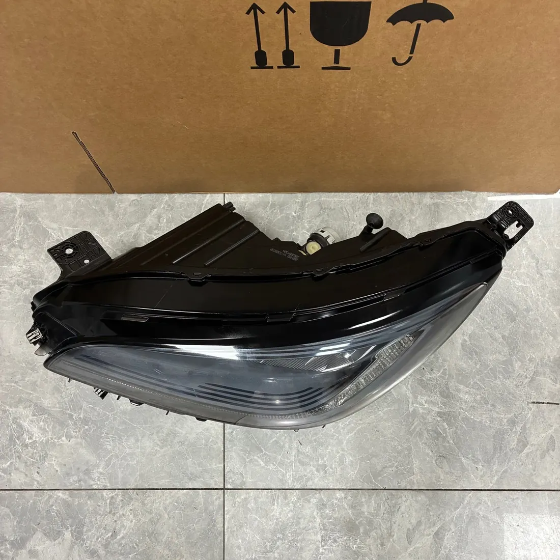 Lincoln Corsair LH Headlight LJ79-13E015-AG Without Modules thumbnail 2
