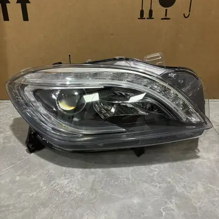 Mercedes-Benz W166 RH Xenon ILS Headlight A1668207359 Without Modules