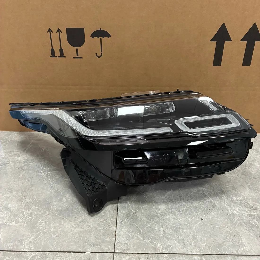 Range Rover Velar L560 2017-2020 LED MID Headlight No Modules RH thumbnail 2