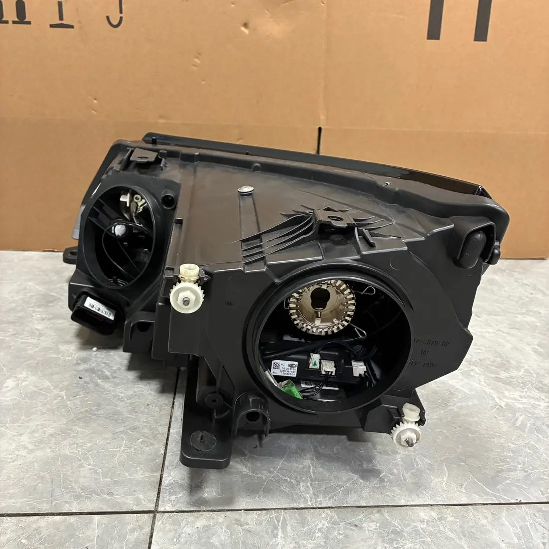 Volkswagen Tiguan I 5N Facelift RH Bi-Xenon Headlight with LED DRL Without Modules thumbnail 4