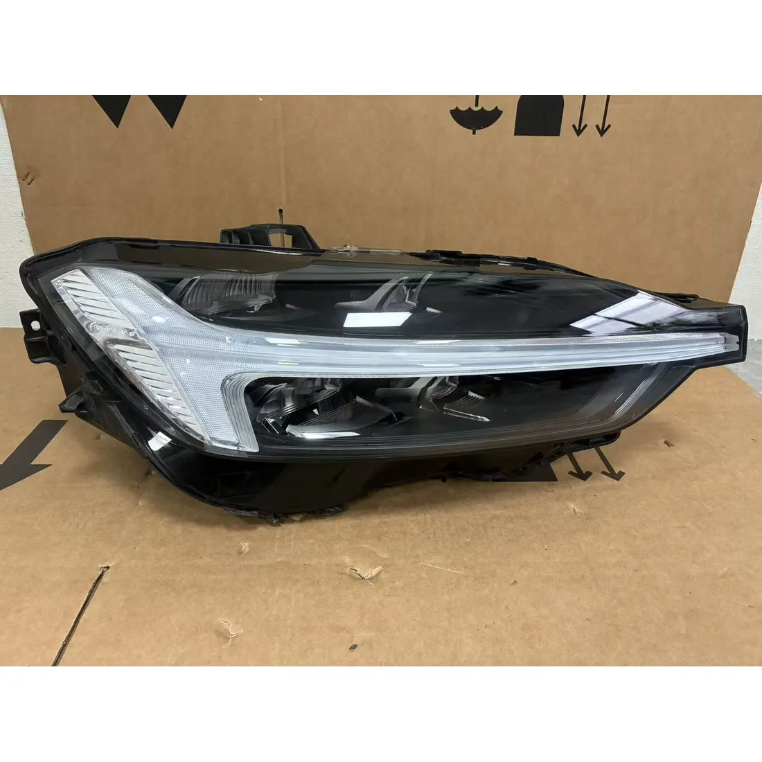 Volvo XC60 II 2021-2024 Right MID LED Headlight ZKW 32337379 thumbnail 3